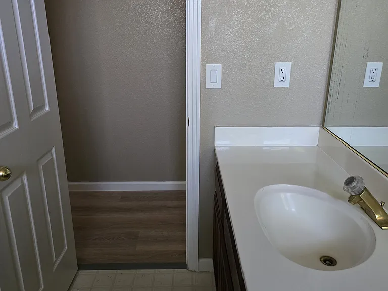 421 Community Dr — Photo 15