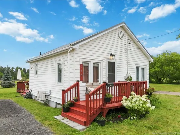 743 Salisbury Rd, Moncton, NB E1E 1C4