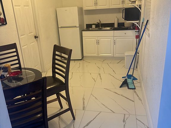 2nd image of 802 E Bougainvillea Ave