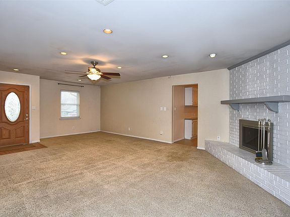3rd image of 1143 E Davis Ave