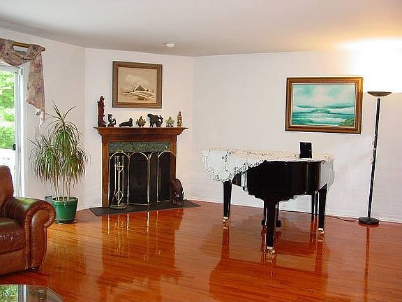 2nd image of 104 Edgefield Dr