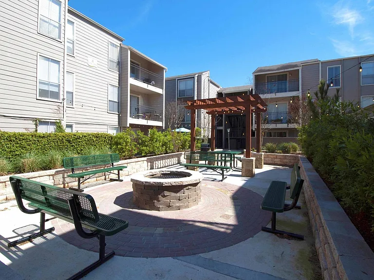 Bayou Park Apartments — Photo 10