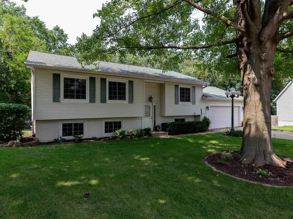1602 W 4th St, Coal Valley, IL 61240