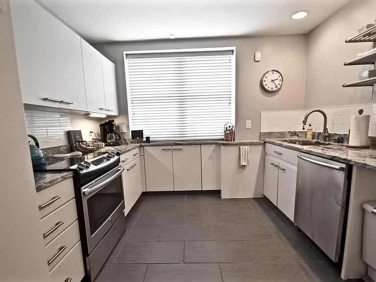258 Jackson St — Photo 15