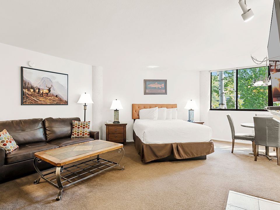 Living Area / Queen Bed