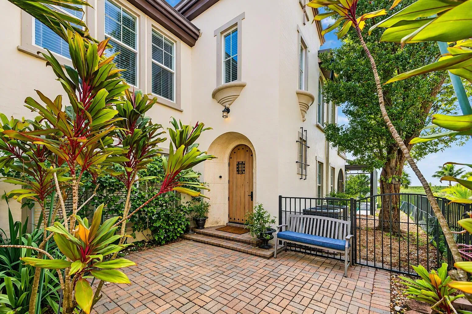 4 bed, 3.0 bath, 3749 sqft, $7,000 — Photo 2
