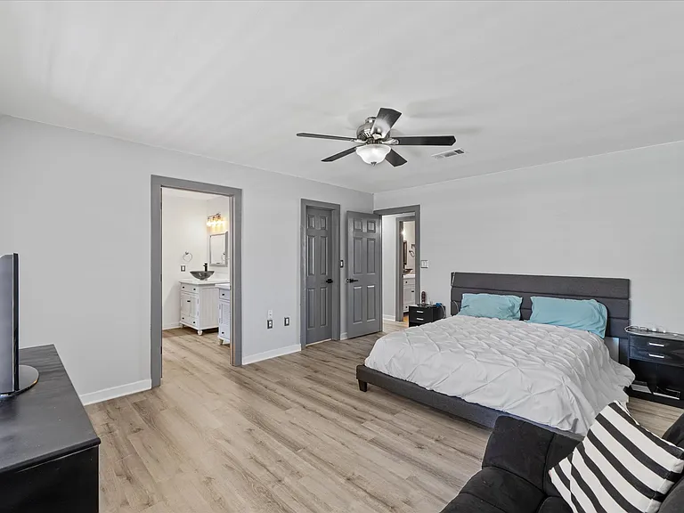 131 Nicole Ln — Photo 3
