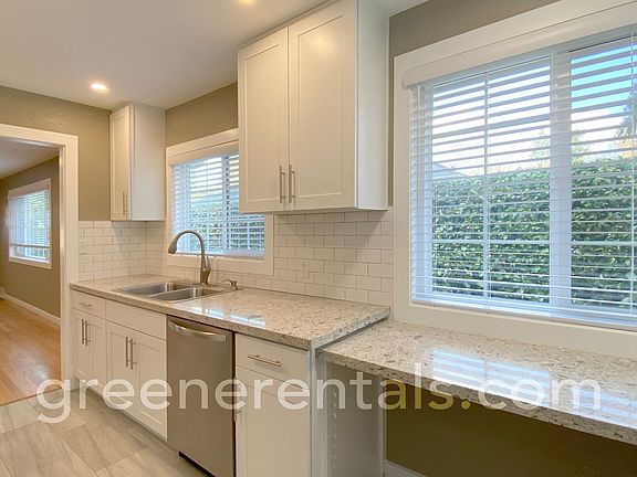 5th image of 817 Carlyon Ave SE