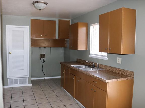 3rd image of 10348 Windsor Dr