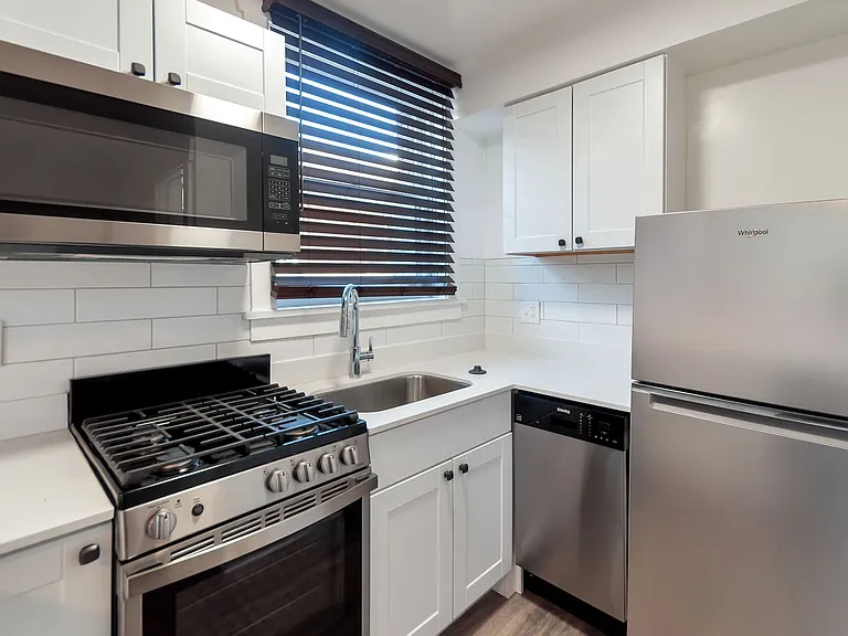 150 South Apartments — Photo 4