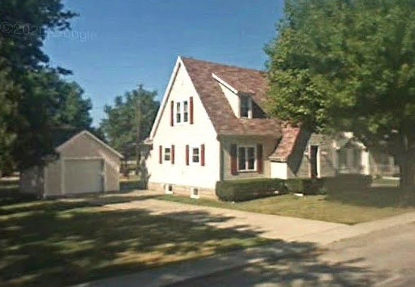 1st image of 939 Walnut St
