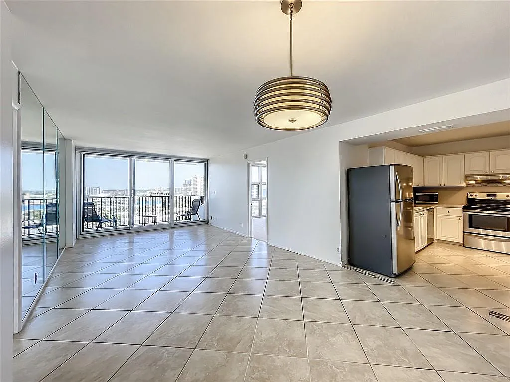 2 bed, 2.0 bath, 1050 sqft, $2,950 — Photo 4