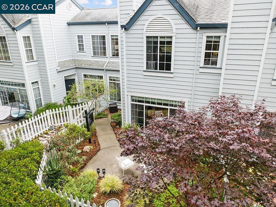 1st image of 208 Commodore Dr