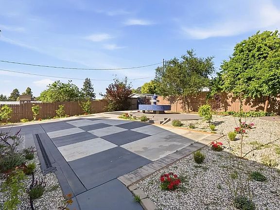 3rd image of 23051 Henry Ln
