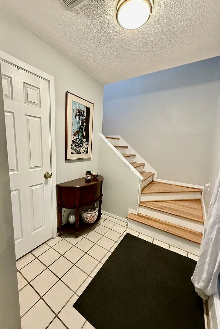 3BD/2.5 Bath End Unit Condo One Block from the Bay in Ocean Park! Views of the Bay from Third Floor! — Photo 2