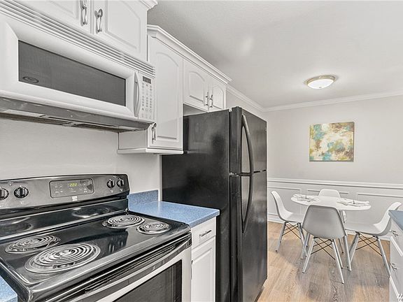 5th image of 19428 Aurora Ave N Unit 324