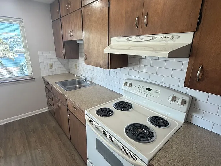 852 Nickerson — Photo 3