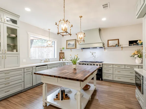 7110 Poniente #E, San Antonio, TX 78209