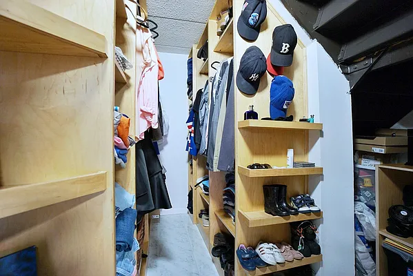 Sold by REMAX Elite | media 17