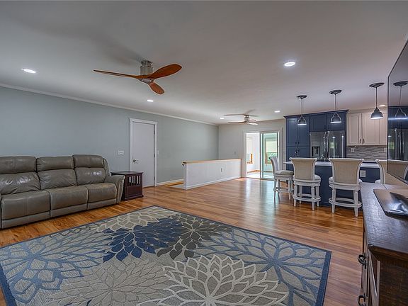 5th image of 375 Veteran Hill Rd