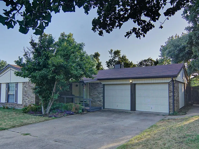 3710 Moselle Dr — Photo 2
