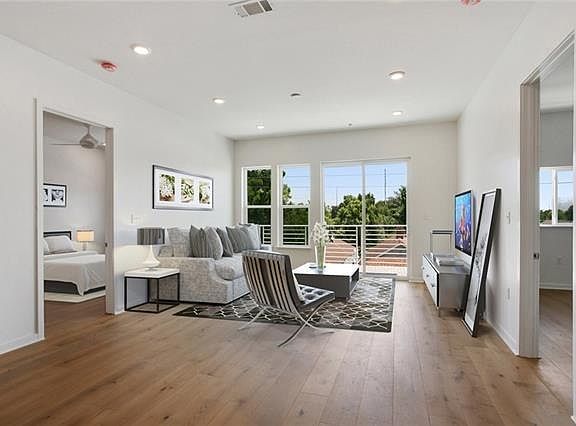 4th image of 8616 Oak St Unit 302