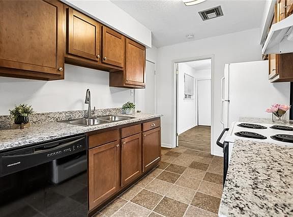 4th image of 910 W 11th Ave