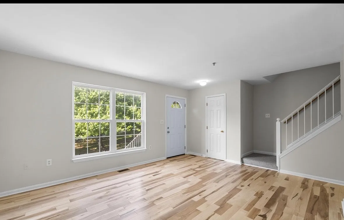 3 bed, 1400 sqft, $2,500 — Photo 2