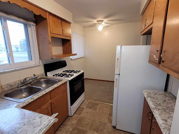 4th image of 317 Manville Ave #J