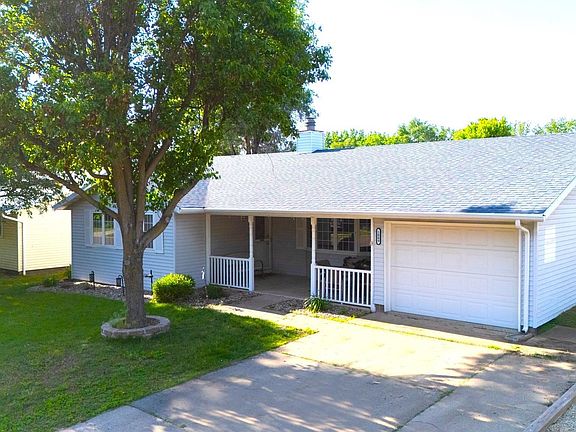 3rd image of 1009 Eisenhower Dr