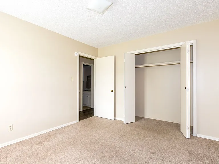 W Lillian St Fourplex — Photo 49