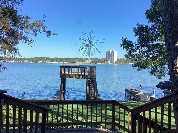 866 Lake View Dr, Montgomery, TX 77356