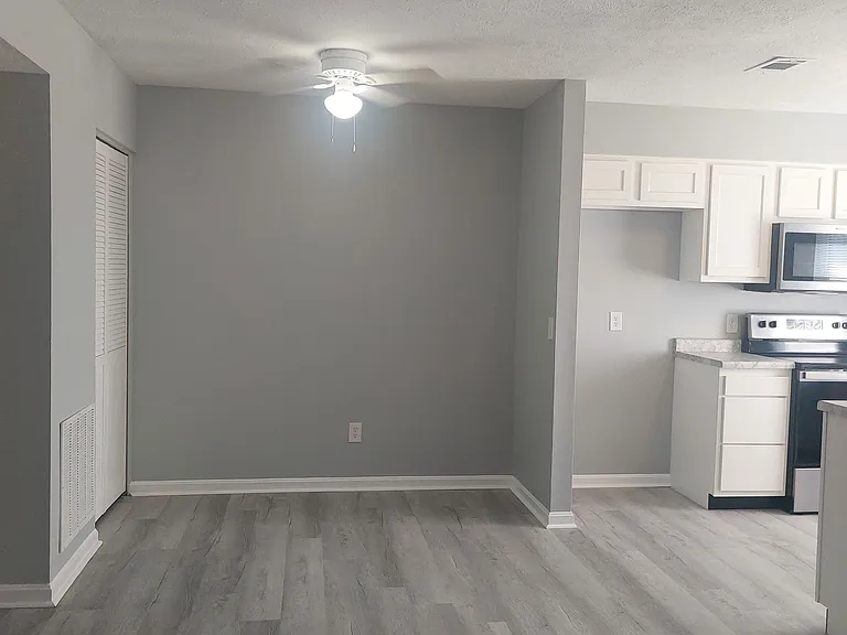 923 Colonial Park Dr — Photo 4