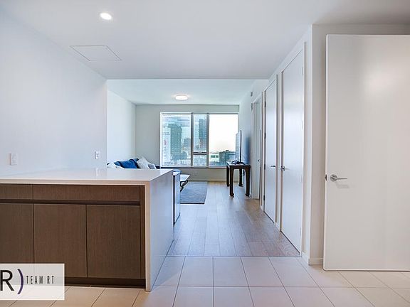 5th image of 889 S Francisco St #901