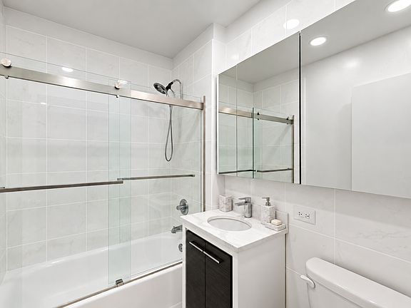 4th image of 99 John St APT 714