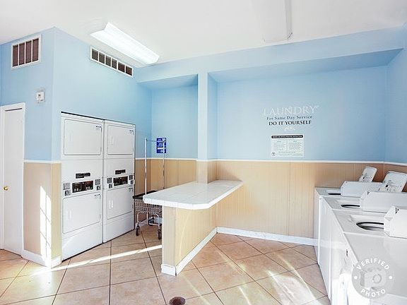 3rd image of 1025 W Pioneer Pkwy APT D