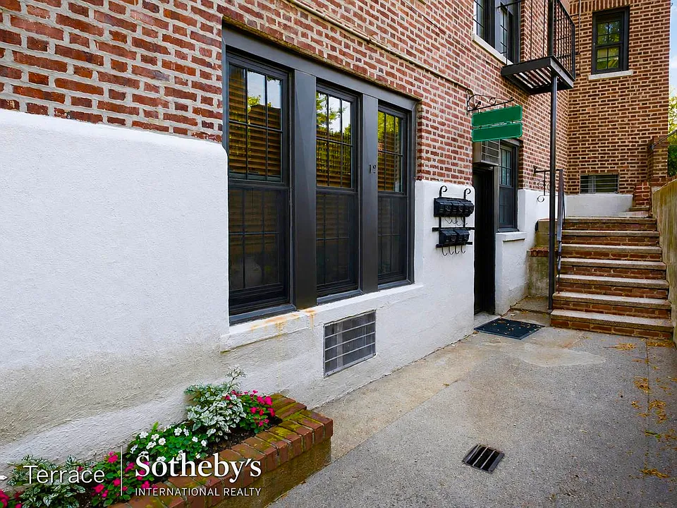 4 Dartmouth St #8
