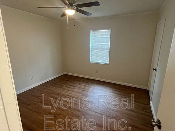 3rd image of 903 Greenwood Dr Unit B