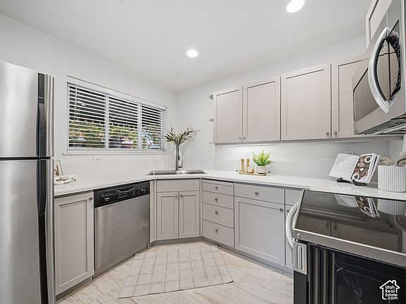 4th image of 1010 W Eclipse Way