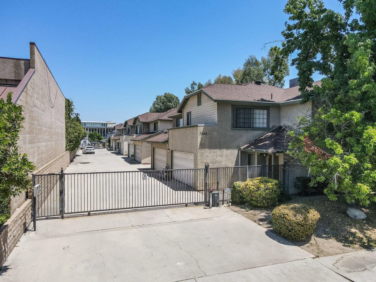 2 bed, 2.5 bath, 1230 sqft, $3,300 — Photo 3