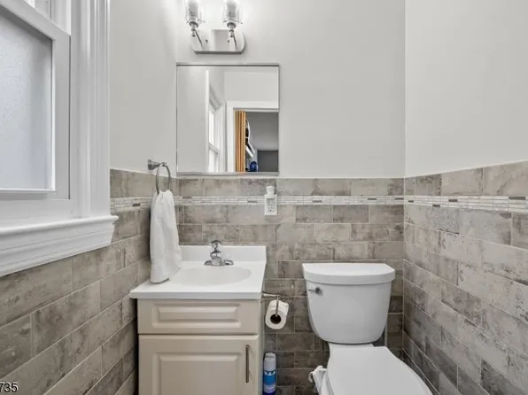 511 Davis Avenue image 6 of 20