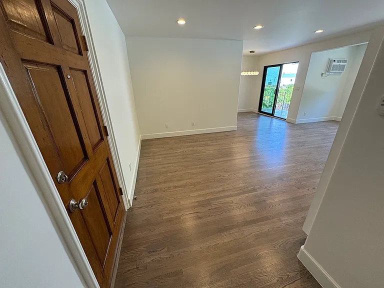 6345 Primrose Ave #10 — Photo 17