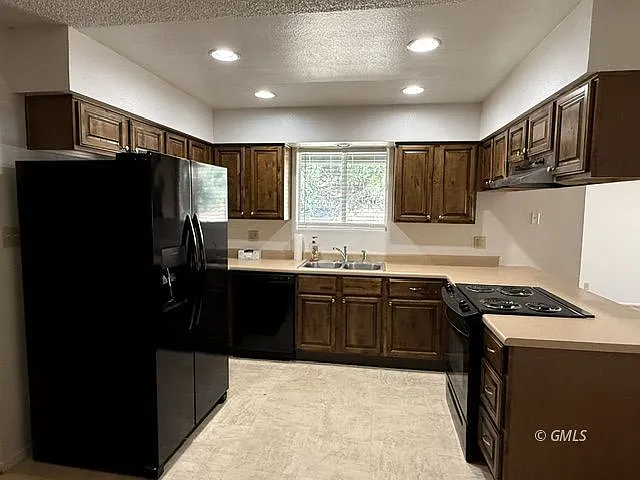 210 E Hunter Dr — Photo 5
