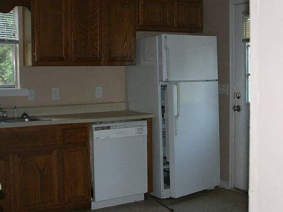 3rd image of 19 Carter Dr