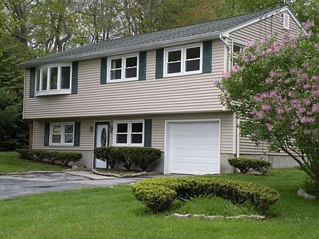 Turnkey!  Well cared for!  Minutes walk to the beach!