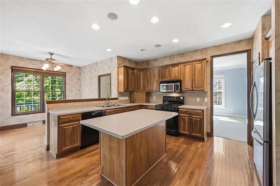 4 bed, $3,500 — Photo 2