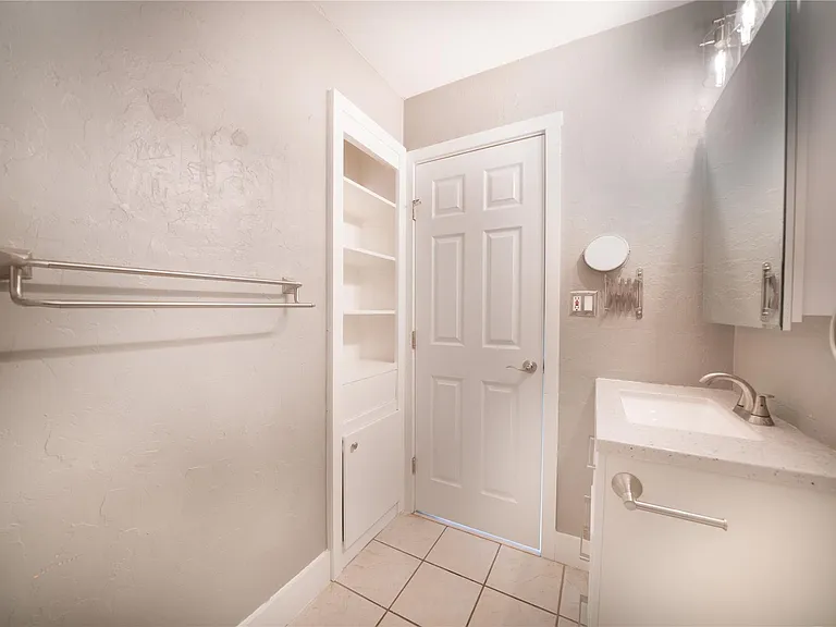 500 E Riverside Dr #242 — Photo 28