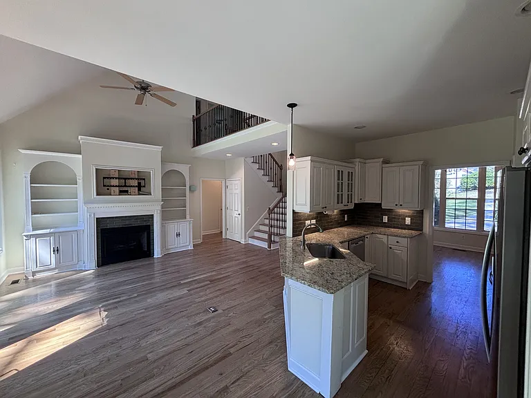 105 Lake View Dr E — Photo 1