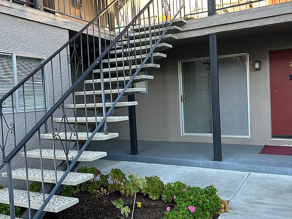 2nd image of 961 College Ave APT 3