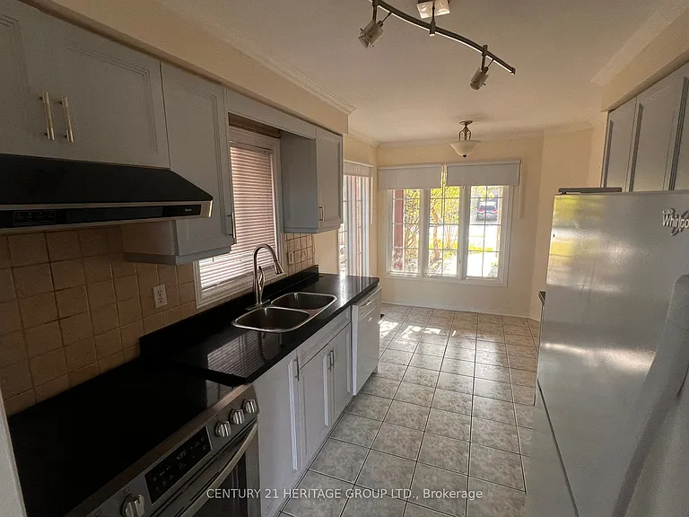 641 Walpole Cres #MAIN 2ND — Photo 5
